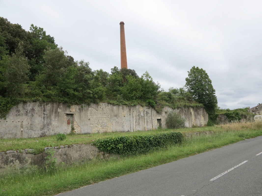 Vestiges des bâtiments prééxistants à l'implantation de CMMP et aujourd'hui détruits.