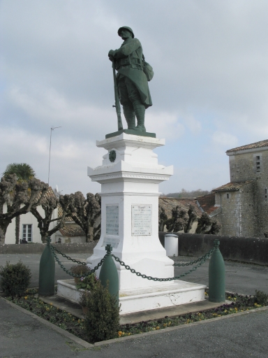 Vue d'ensemble du monument aux morts.