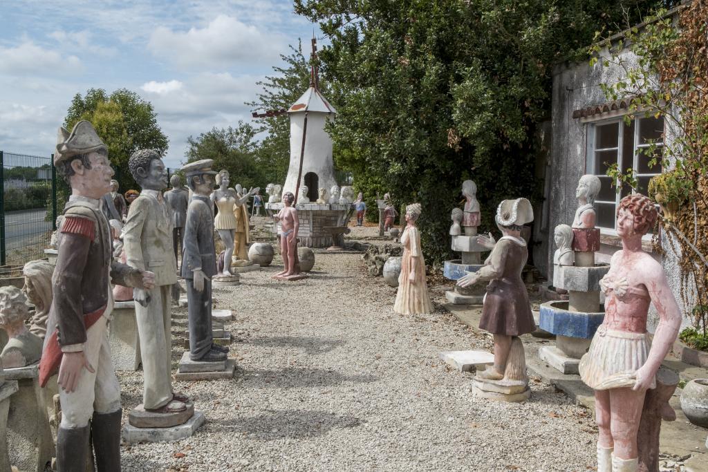 Statues situées devant la maison.