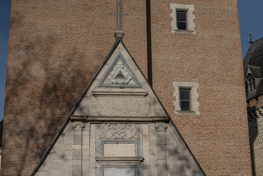 Fronton de la chapelle.