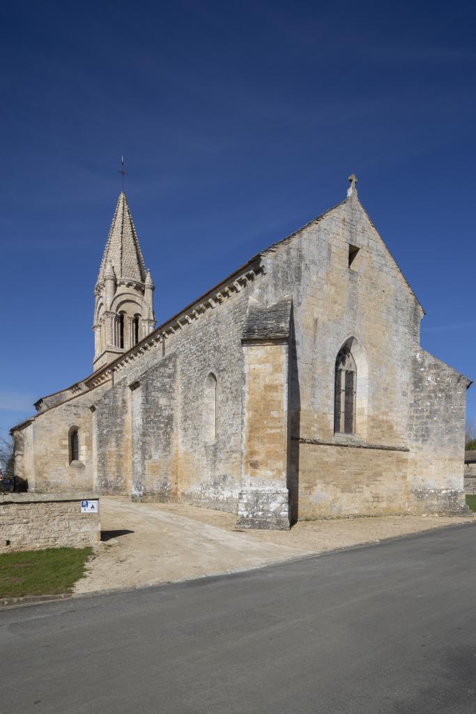 L'église vue de l'angle sud-est avec, en fond, le clocher.