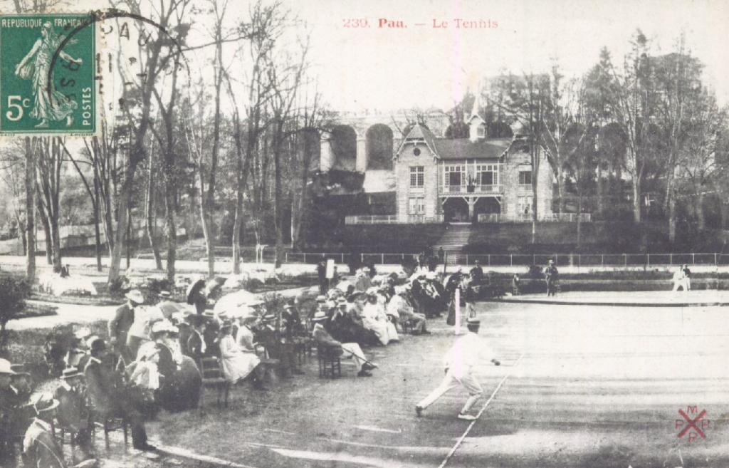 Vue des courts de tennis et du chalet du Bois-Louis.