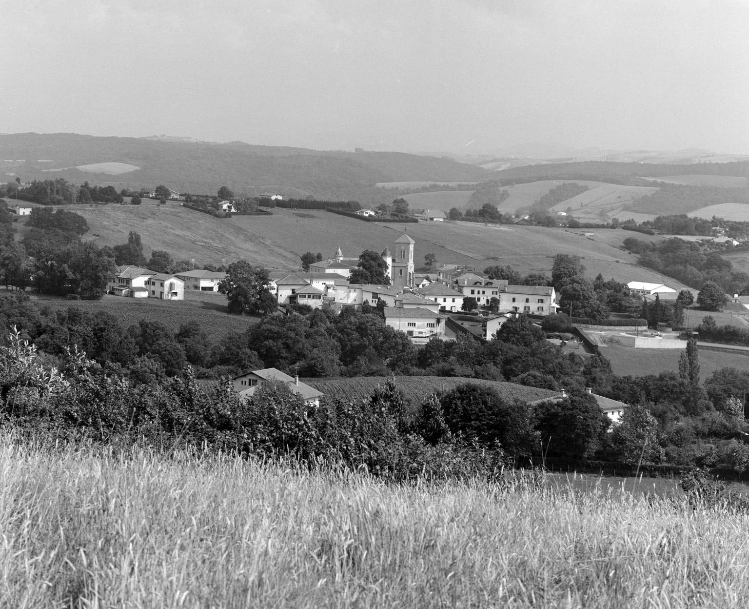 Vue d'ensemble du village depuis le nord-ouest (butte de Miremont).