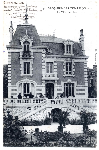 Carte postale prise entre 1907 et 1909. Cette carte postale montre la villa après la fin des travaux, entre 1907 et 1909. Elévation est de la villa, l'inscription n'apparaît pas encore. .