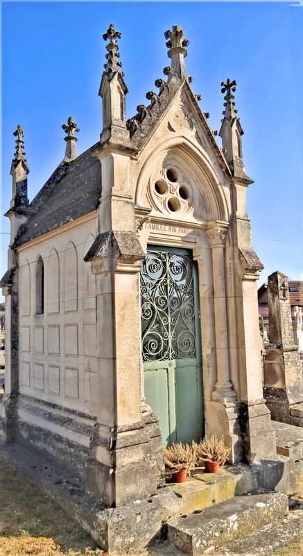 Cimetière de Chamesson (Côte-d’Or), chapelle funéraire où sont conservées les cendres du général Riu.