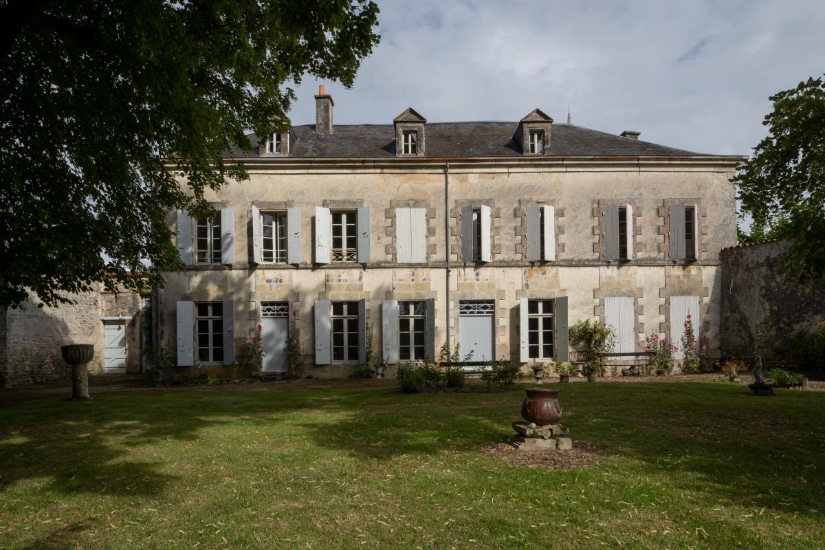 Façade sur jardin, orientée au sud-est.