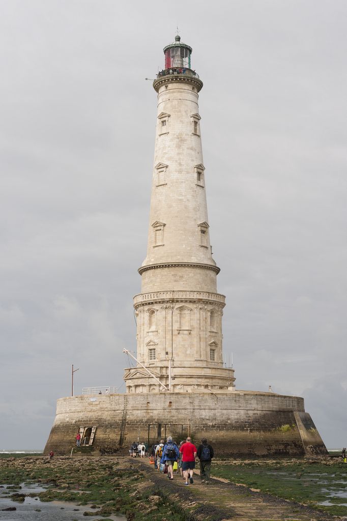 Vue du phare depuis la jetée.