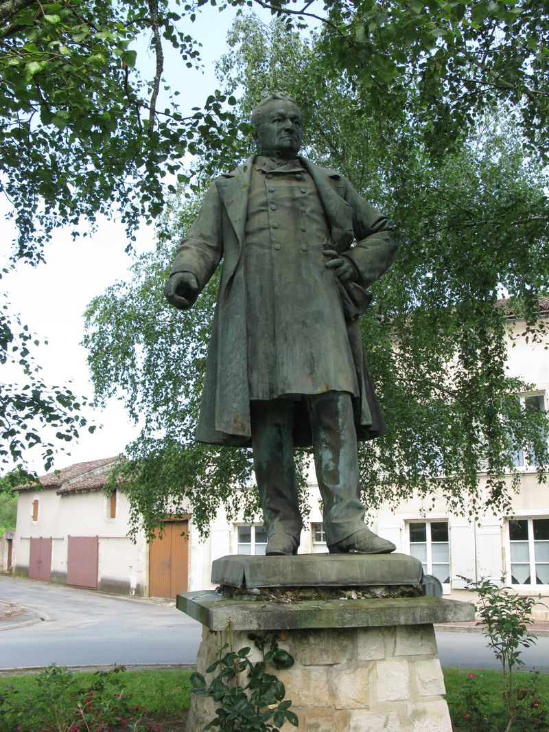 La statue d'Adolphe Thiers à Saint-Savin, disposée sur un support en pierres maçonnées, après son attribution à la commune en 1967.