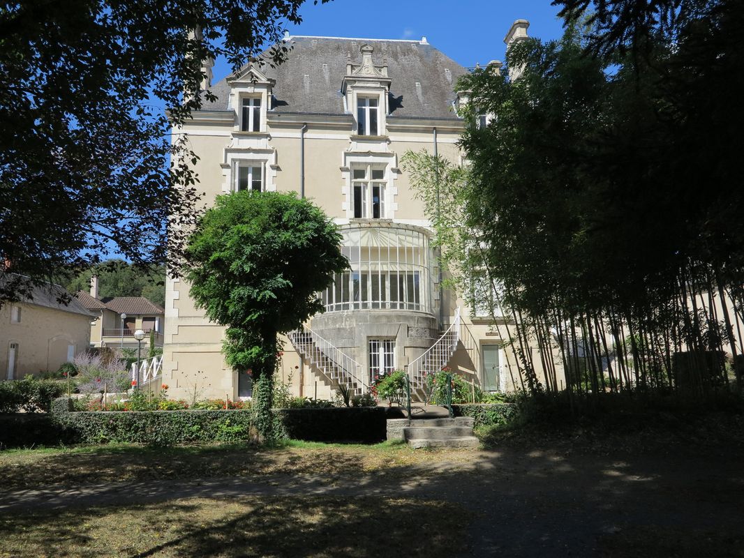 Vue de la façade est, à l'arrière, depuis le parc.