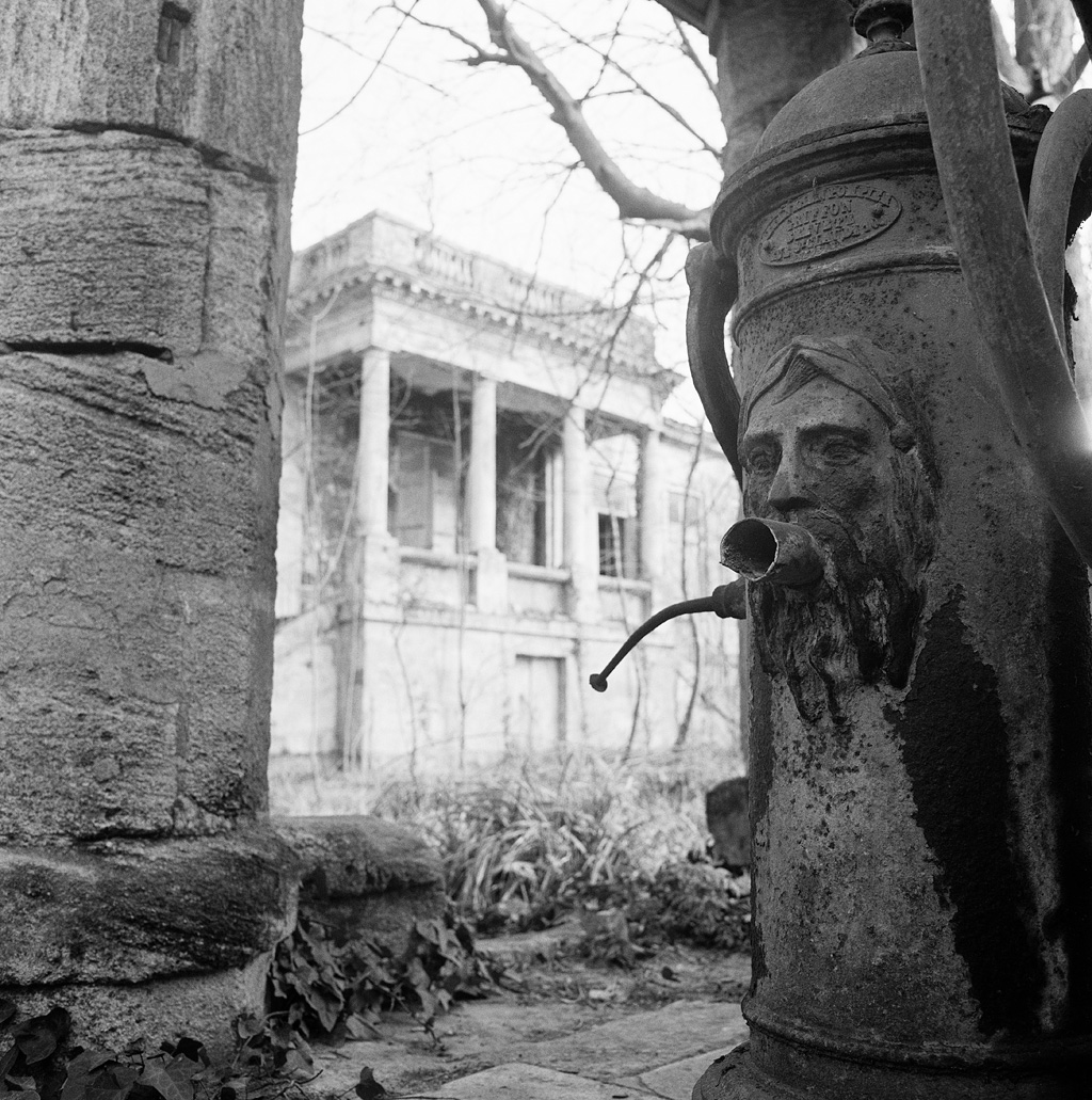 Logis et fontaine.