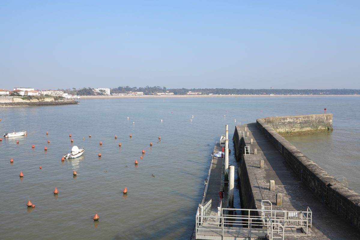 La jetée et le port de Saint-Georges-de-Didonne.