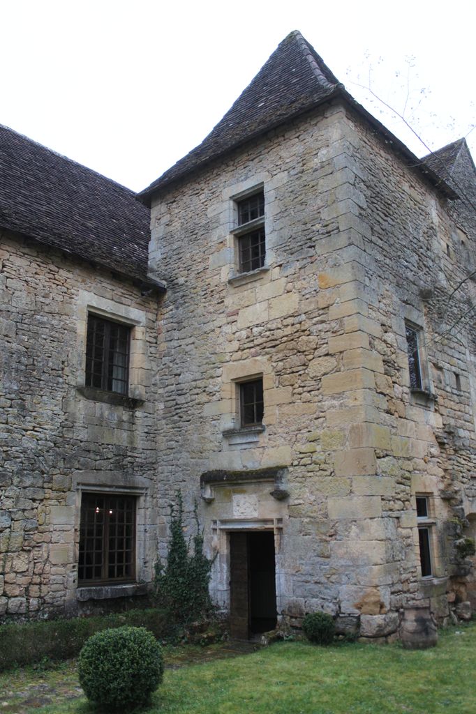 Vue de la tour d'escalier de la maison noble.