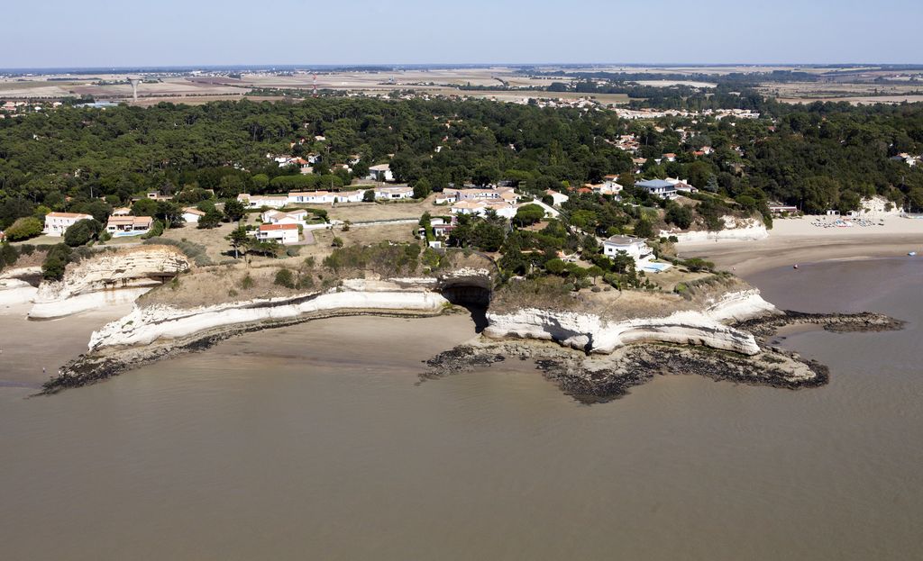 Villas au bord de la falaise, au Châtelard. Vue aérienne.