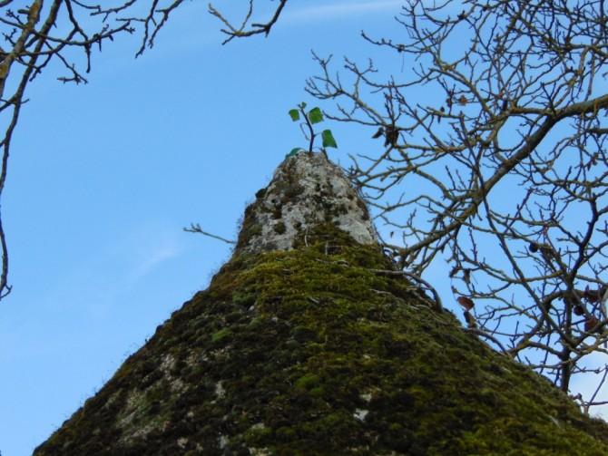 Le toit de la loge pouvait être couronné d'une petite pierre verticale.