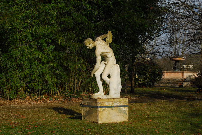 Discobole vu de trois-quarts droit, avec le socle.