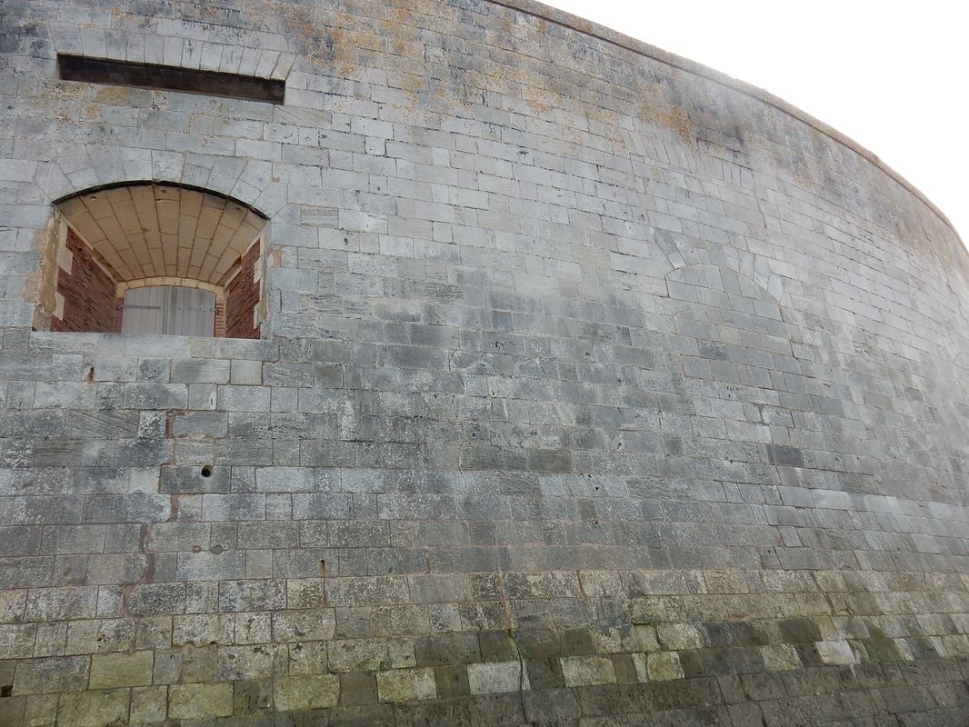 Embrasure de tir avec évent au-dessus dans la courtine nord-ouest ; à côté, une autre embrasure a été murée.