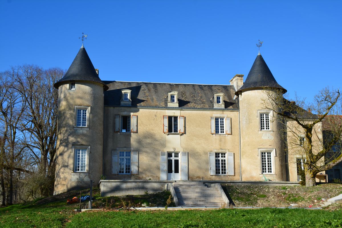 Château de La Font. Élévation sud-est du logis.