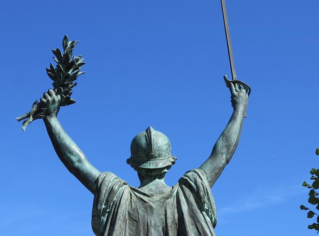 Détail de la sculpture, allégorie de la République victorieuse, coiffée d'un casque de Poilu, vue de dos.