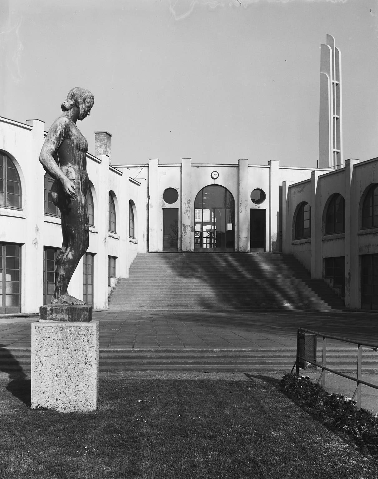 Gymnase-vestiaire, détail de l'entrée.