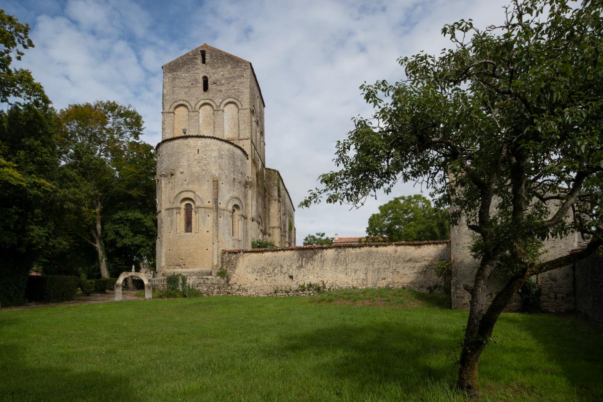 Chevet de l'église, prise de vue depuis l'est dans le jardin du logis.