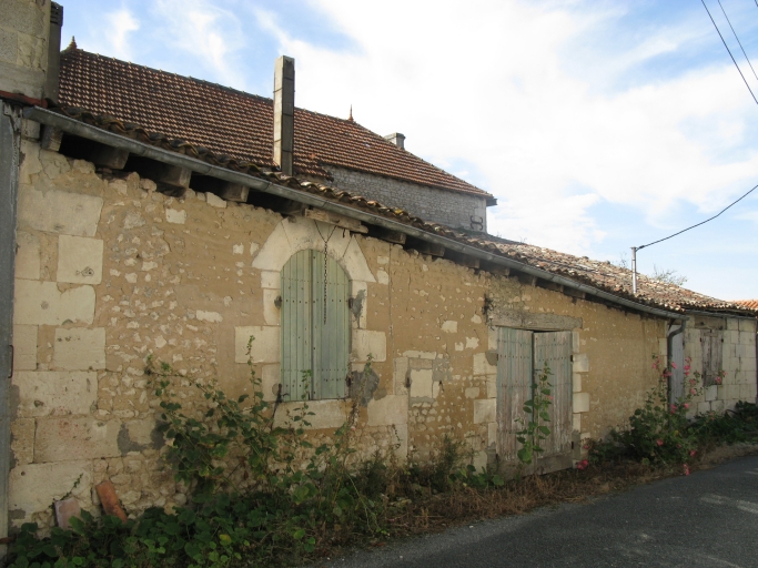 Le chai à l'arrière du logis, vu depuis le nord.