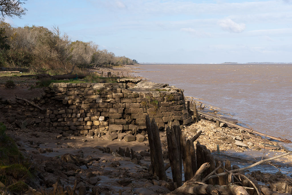 Rive est de l'île au niveau du domaine de Calmeilh : vestiges du quai maçonné.