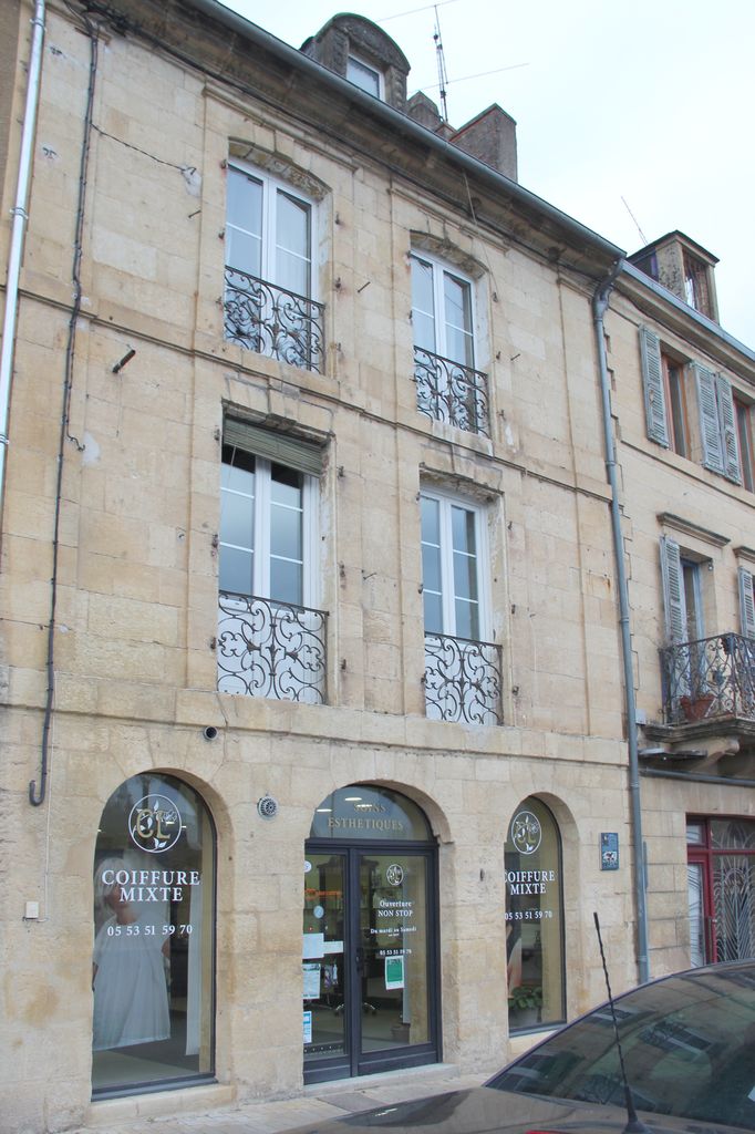 Façade sur le quai Mérilhou.