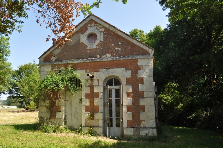 Façade sud-ouest de l'orangerie.