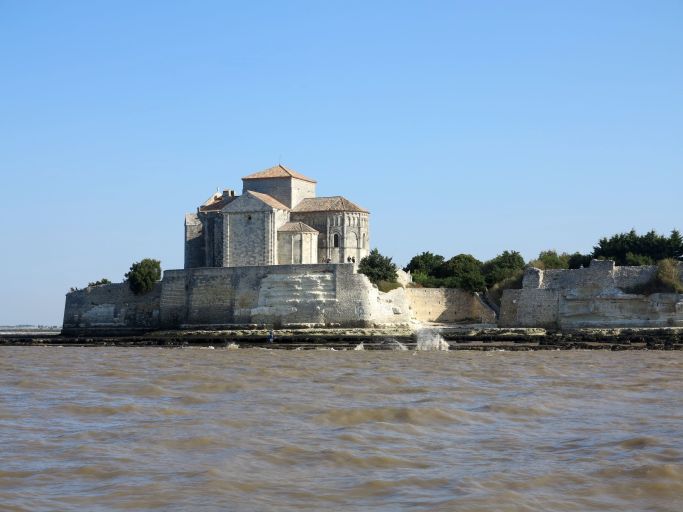 Le front sud et sud-ouest, de part et d'autre de l'église, vu depuis l'estuaire.