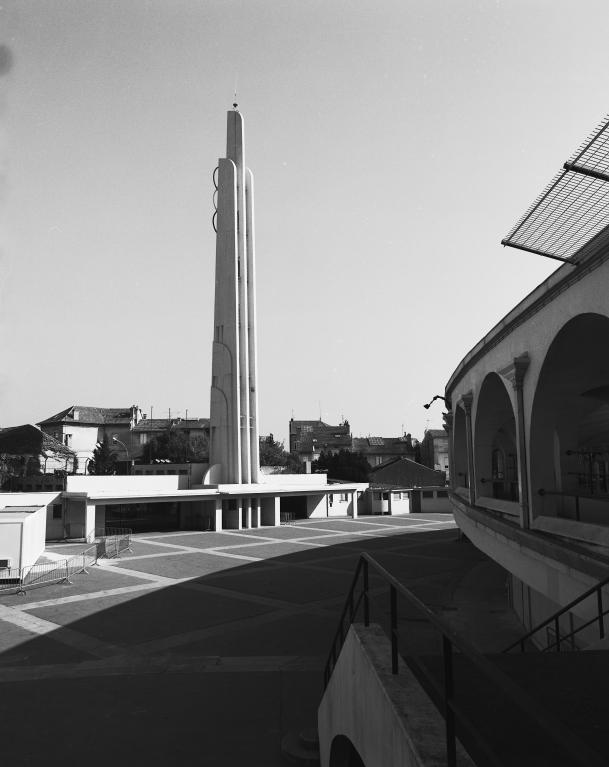 Stade, ensemble des guichets sur l'avenue Maurice Martin vu depuis les escaliers d'accès à la tribune d'honneur.