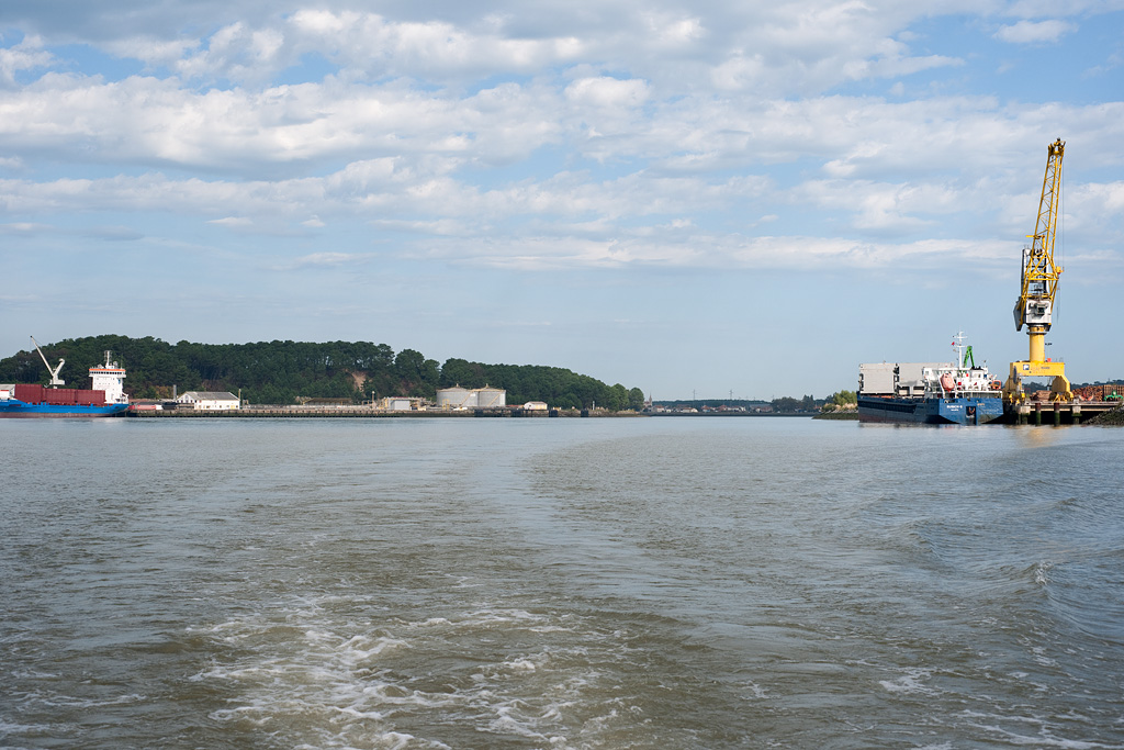 Les quais rive droite et rive gauche du port de Bayonne vus depuis l'Adour. Zone portuaire St Bernard à droite et zone portuaire de Blancpignon à gauche.