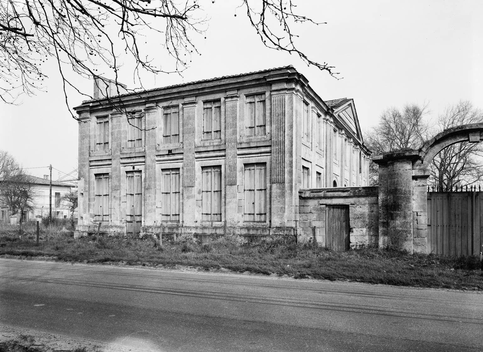 Logis, vue d'ensemble depuis le sud.