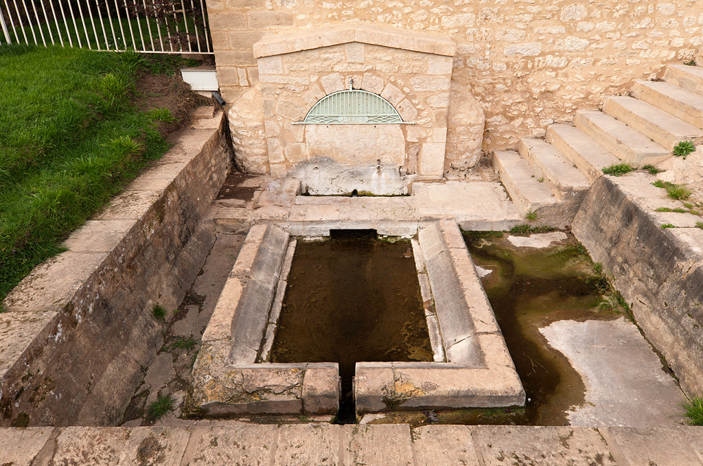 Fontaine et lavoir de la Bombarde.