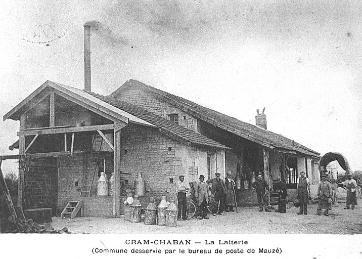 Vue d'ensemble prise du sud est avant 1910 (oblitération du timbre). Carte postale Babeau, éditeur à Cram..