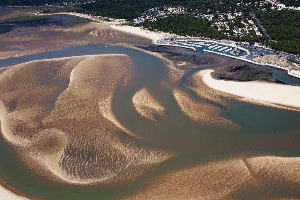 Vue aérienne du port et de la baie de Bonne Anse en 2012.