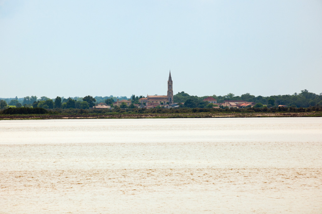 Vue depuis l'estuaire du village et de l'église.