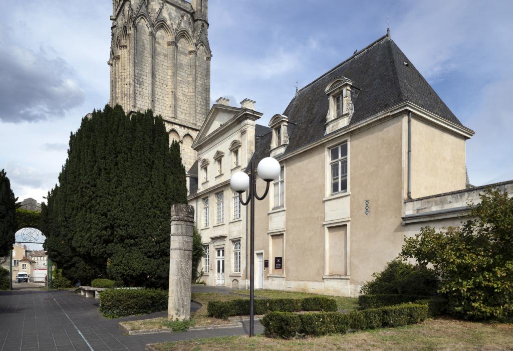 Façade sur cour d'honneur.