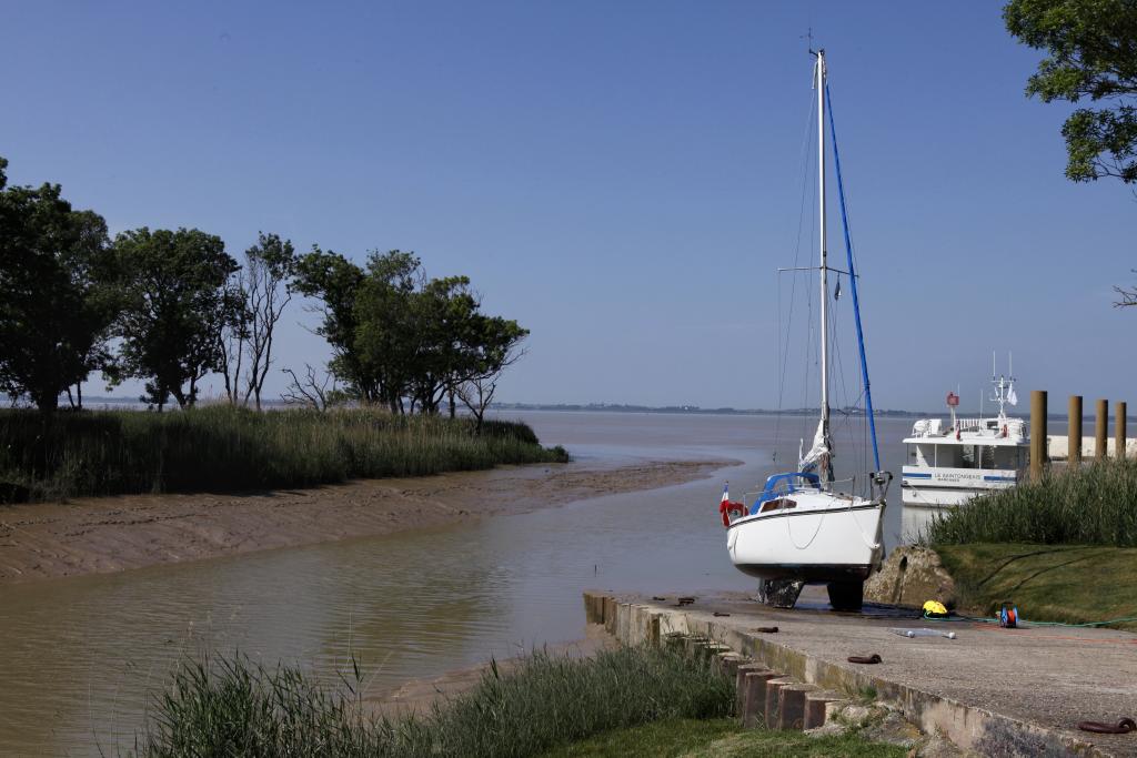 Bateau de plaisance au port de Vitrezay.