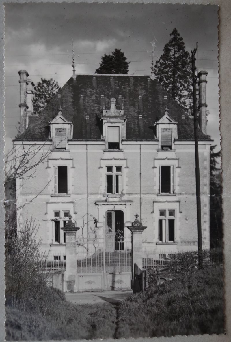 Photographie de la façade ouest de la villa prise en 1951.