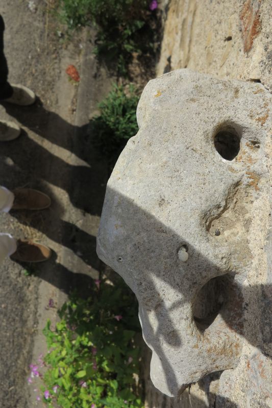 Grange à Mortioux, l'un des anneaux pour attacher les bêtes, vu de dessus.