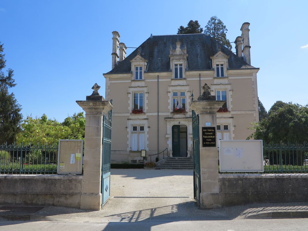 Mairie de Gouex. Vue d'ensemble.