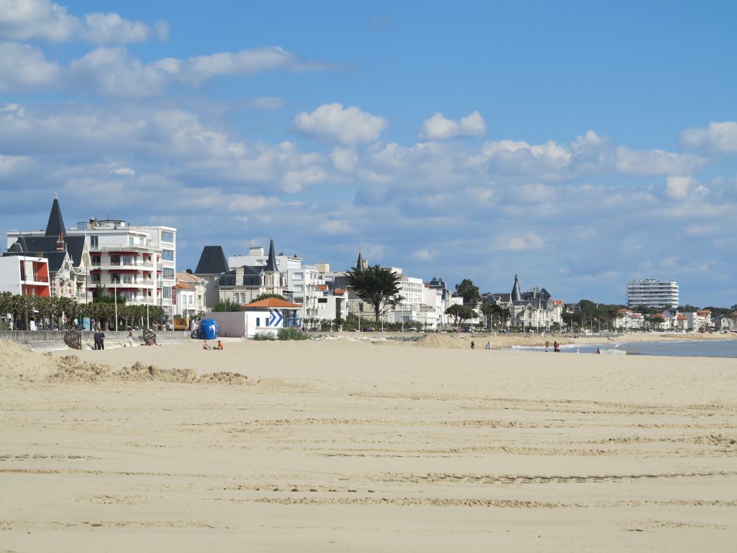 Les villas et les immeubles le long de la Grande conche.