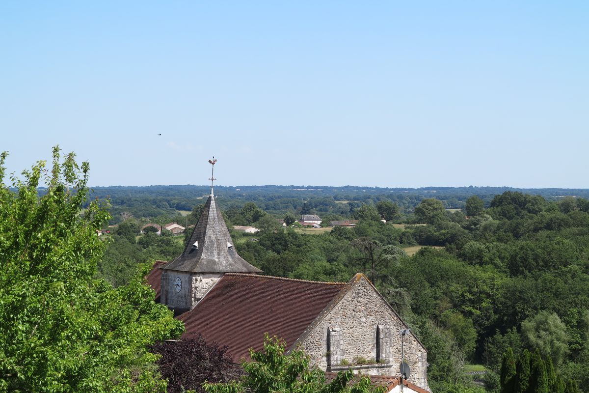 Le clocher de l'église de Pindray avec en toile de fond, l'Ébeaupin.