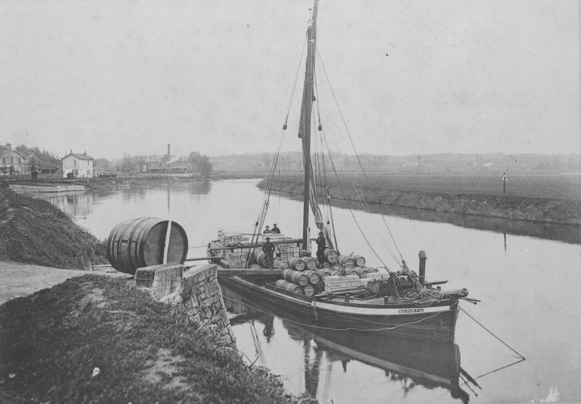 Expédition du cognac par bateau. La ville de Saintes à la fin du XIXe siècle, Saintes, 1900, vol. VI, pl. 21 B, cliché Proust.