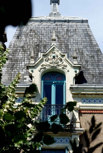 Elévation est, comble, lucarne sud. Balcon à garde-corps en ferronnerie ; date  1906.