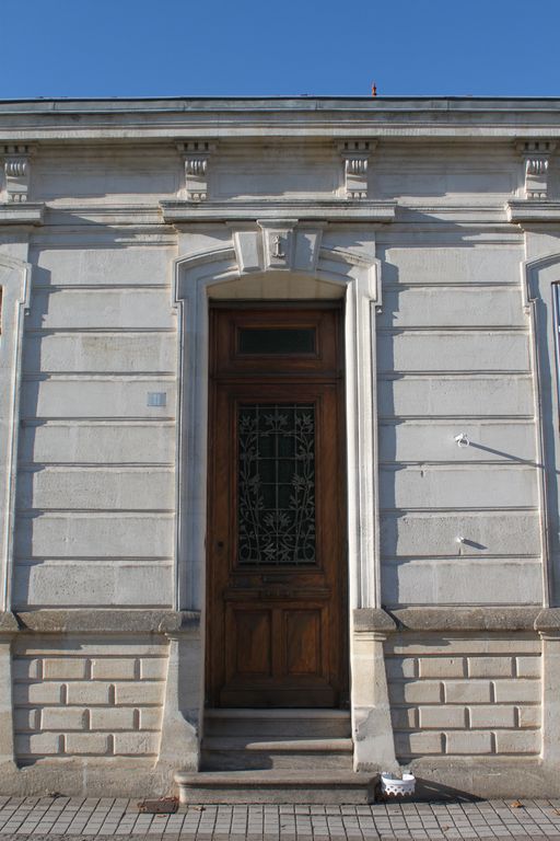 Détail de la porte ornée d'une agrafe sculptée d'une ancre.