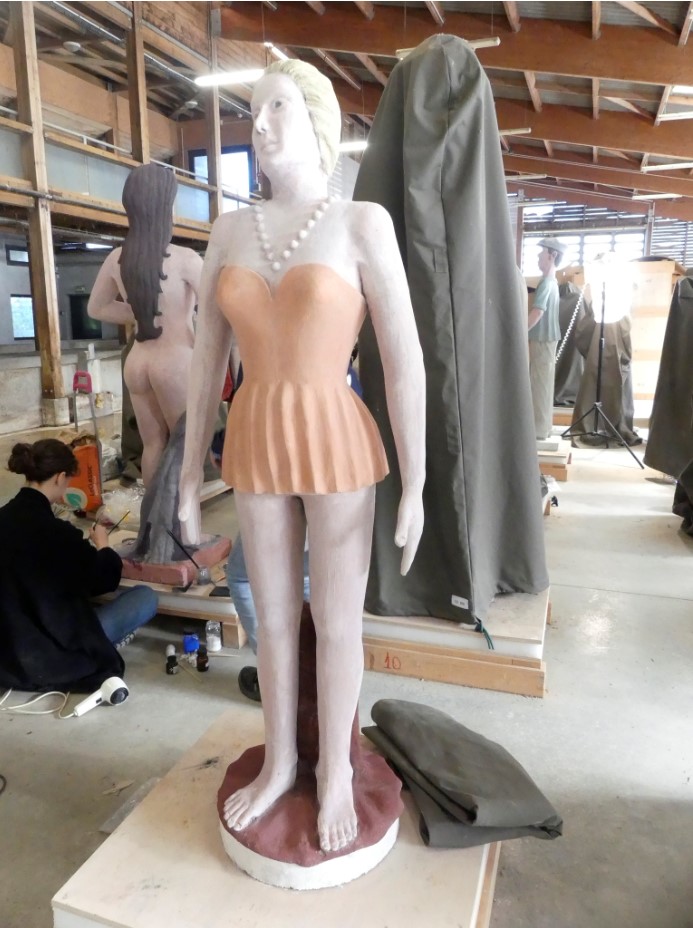 La statue de la femme à la robe orange après restauration.