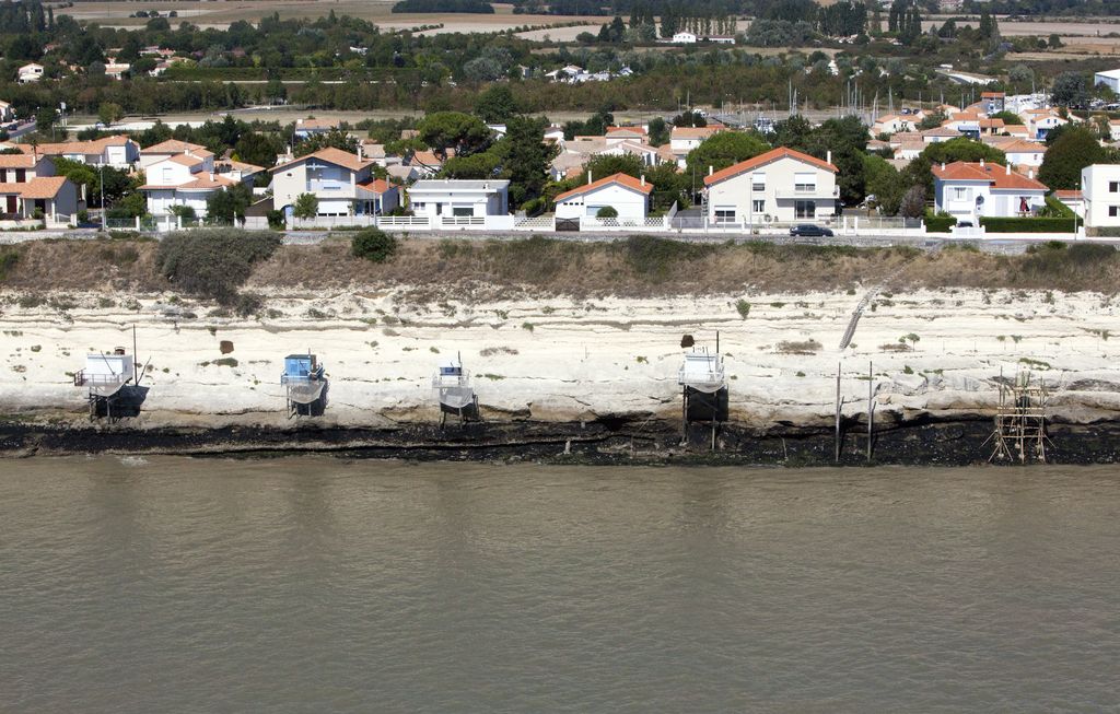 Maisons au bord de la corniche, vue aérienne.