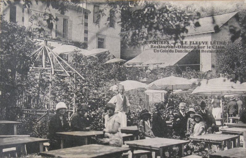 Carte postale représentant la terrasse du Fleuve Léthé.