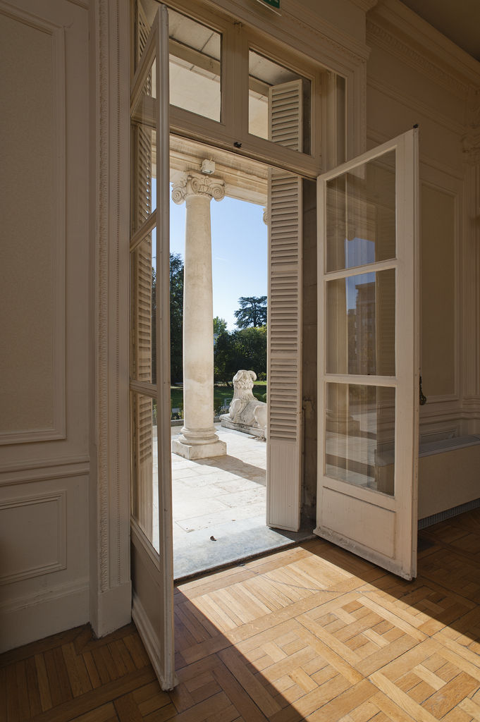 Porte-fenêtre donnant sur le portique au sud.